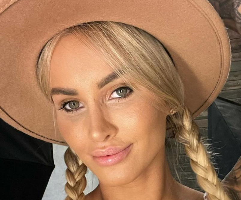 You Like Babes In Hats?