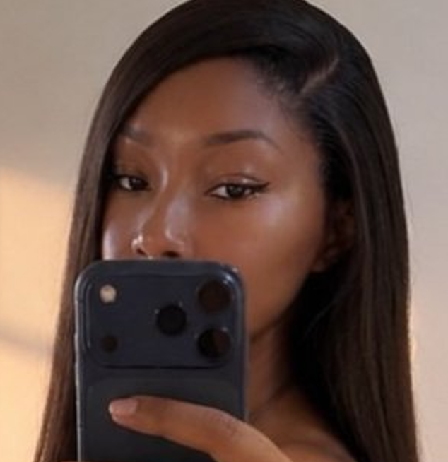 Steamy Black Babe Mirror Selfie Ignites Pure Lust
